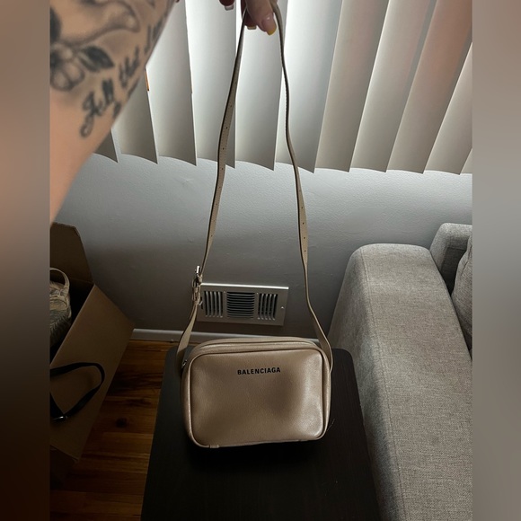 WOMEN'S EVERYDAY MEDIUM BALENCIAGA CAMERA BAG IN BEIGE - Picture 6 of 6